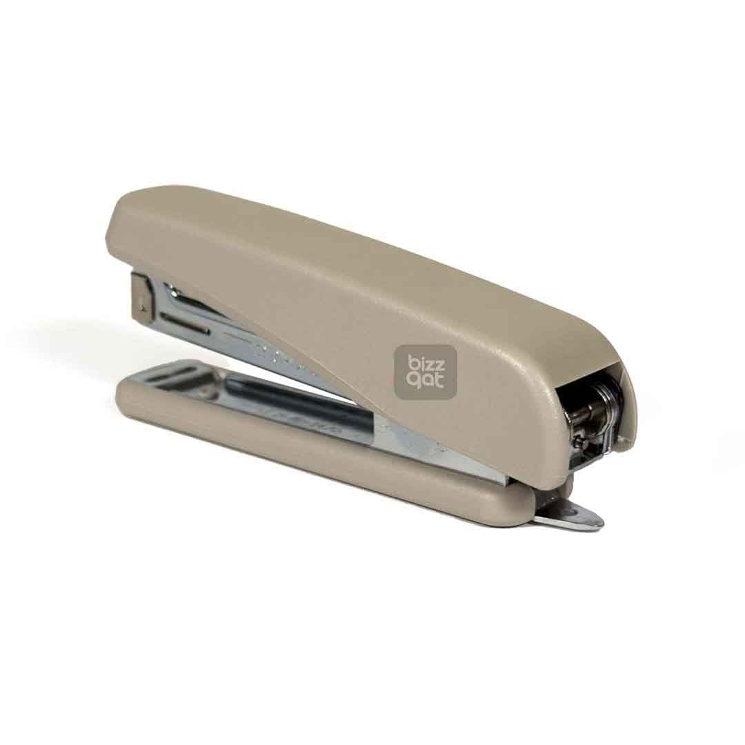 The Kangaro HD 45 stapler is designed for everyday use in the office or home environment. It can staple up to 45 sheets of paper and uses standard 24/6 and 26/6 staples. The all-metal body and plastic handle provide durability and comfort during use, while the non-skid base ensures stability on any surface. The stapler has a throat depth of 80mm and a loading capacity of 50 staples. It does not have a built-in staple storage compartment or an adjustable paper guide.